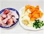 土豆胡萝卜炖鸡腿肉的做法图解1