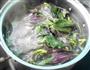 紫背菜咸蛋肉片汤的做法图解3