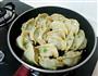 荠菜香菇鲜肉锅贴的做法图解5