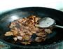 杏鲍菇煸肉片的做法图解6