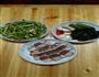 乡里腊肉炒蒜苔的做法图解1