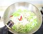 芹菜炒鱿鱼干的做法图解10