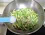 芹菜炒鱿鱼干的做法图解11