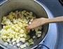 里的西红柿土豆咸笋汤的做法图解4