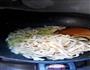 简单美味下饭的蘑菇炒豆腐皮的做法图解5