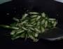 橄榄菜肉丁炒黄秋葵的做法图解4