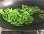 荷兰豆炒香肠的做法图解2
