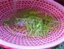 芹菜炒肉丝的做法图解1