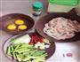 椒盐爆炒蒜苔鱿鱼圈的做法图解1