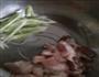 菜豆炒肉的做法图解2