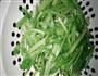 芹菜炒鸡的做法图解1