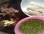 虾仁毛豆烩豆腐的做法图解1