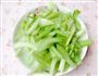 百合腰果炒芹菜的做法图解2
