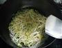 凉拌绿豆芽的做法图解3
