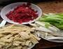 水煮牛肉闷腐竹的做法图解1