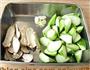 松茸炒丝瓜的做法步骤1