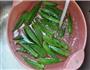 熏煮火腿炒秋葵的做法图解1