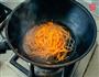 胡萝卜炒金针菇的做法步骤5