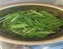 辣酱拌蒜薹的做法图解1