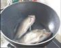 萝卜焖鲫鱼的做法图解2
