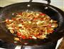 豆腐干炒肥肠的做法图解4
