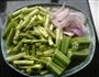 芦笋秋葵炒洋葱的做法图解2