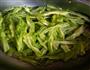 苦瓜炒肉的做法图解1