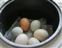 几乎不用水的煮鸡蛋的做法图解3
