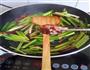 蒜苗芹菜炒肉的做法图解10