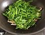韭菜炒鱿鱼的做法图解7