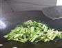 鱿鱼炒芹菜的做法图解2