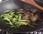 西兰花炒湘西腊肉的做法图解7