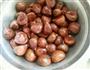 盐水煮板栗的做法图解1