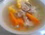 胡萝卜玉米排骨汤的做法图解1