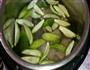苦瓜排骨汤的做法图解3