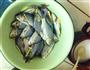 红烧小小鲫鱼的做法图解1