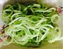青翠瓜丝骨汤面的做法图解1