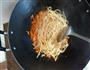 泡菜肉丝炒意粉的做法图解4