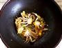 蚝汁虾蟹粉丝煲的做法图解2