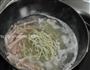 火腿蔬菜热汤面的做法图解4