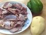 土豆炖鸡腿的做法图解1
