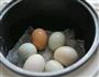 懒人电饭煲少水煮鸡蛋的做法图解2