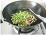 毛豆炒白蟹的做法图解4