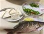 鲫鱼炖豆腐的做法图解1