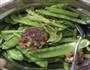 腊肉荷兰豆芹菜的做法图解1