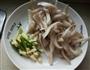 蘑菇炒肉的做法图解3