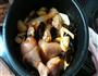 菌菇茭白鸡腿煲的做法图解1