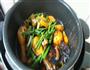 菌菇茭白鸡腿煲的做法图解2