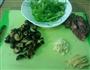 青椒香菇炒腊肠的做法图解1