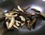 香菇豌豆的做法图解1